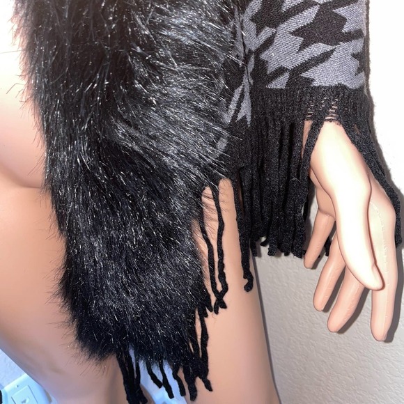 Kimberly C. Shawl cape houndstooth gray black fur trimmed fringe bottom OSFM - Picture 7 of 9